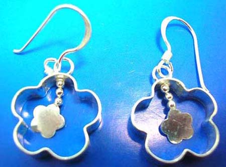  sterling silver earring in carved-out flower frame with flower